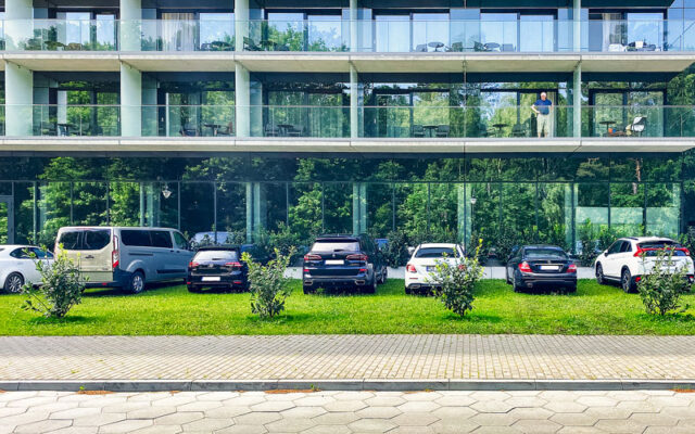 Zielony parking przy hotelu w Świnoujściu